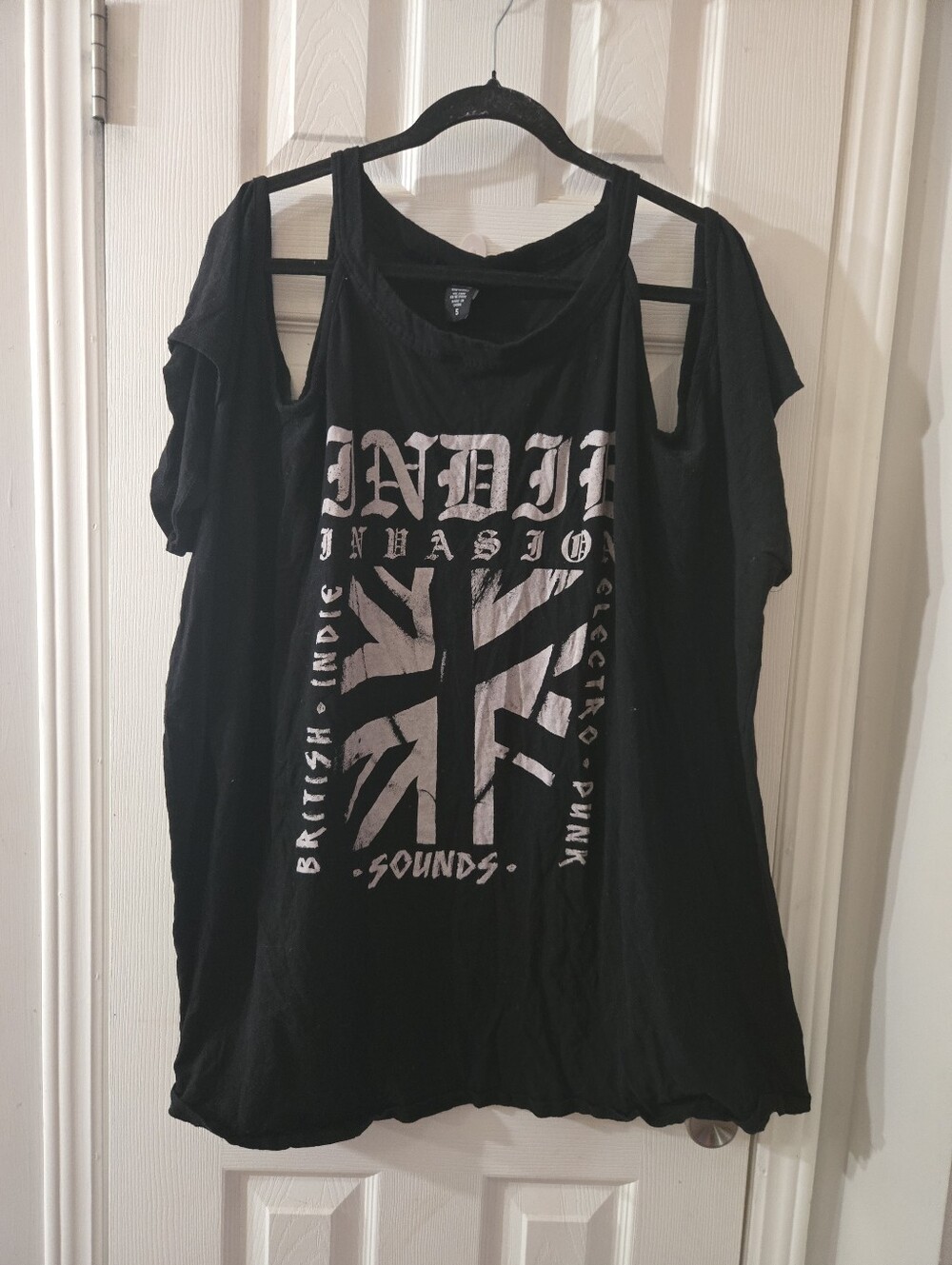 sz 5 Torrid knit Indie Invasion British punk rock cold shoulder top